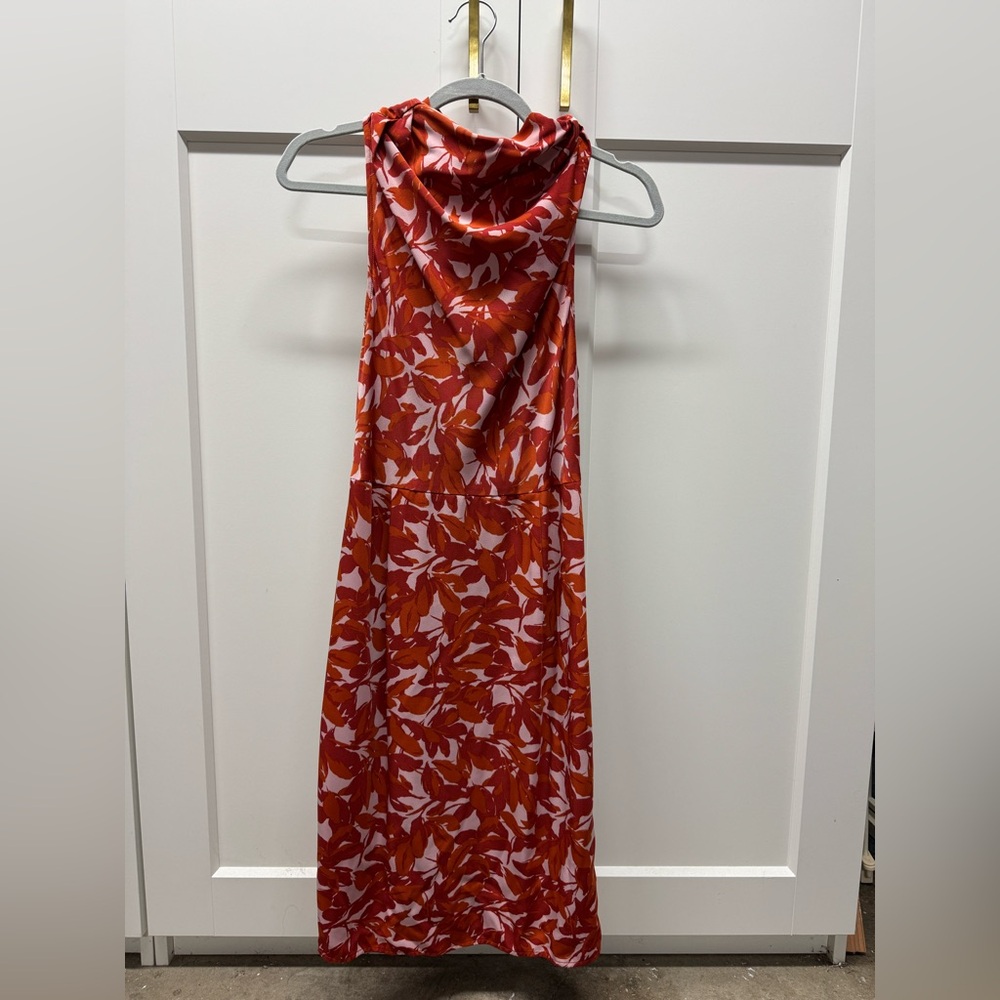Floral print dress with tie at the neckline. Size small